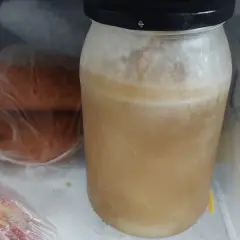 Słoik z zamrożoną zupą w lodówce. Chcesz wiedzieć, jak szybko rozmrozic zupę w sloiku?