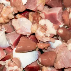 Surowa wątróbka z kurczaka, serca i inne podroby. Czy można jeść surową wątróbkę z kurczaka? Zazwyczaj nie zaleca się jedzenia surowych podrobów ze względu na ryzyko bakterii.