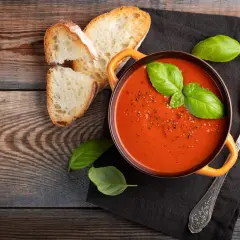 Aksamitna zupa pomidorowa z bazylią i grzankami. Idealna na chłodne dni, by podbić smak i rozgrzać.