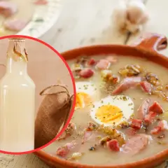 Tradycyjny żurek na zakwasie z butelki, podany z jajkiem i kiełbasą. Idealny na Wielkanoc.