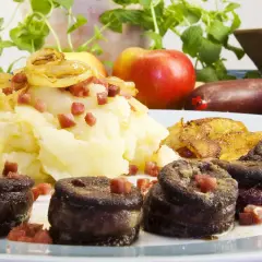 Kaszanka z ziemniakami, smażoną cebulką i jabłkiem. Idealne dodatki do kaszanki, które podkreślą jej smak.