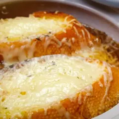 Jakie przyprawy do zupy cebulowej, które wydobędą jej wyjątkowy smak?