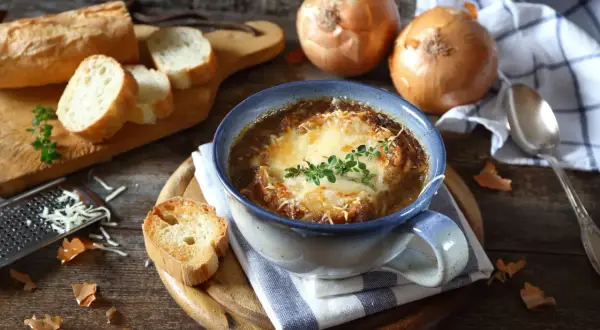 Zupa cebulowa z serem i grzankami. Zastanawiasz się, co zamiast tymianku do zupy cebulowej? Może świeży rozmaryn?