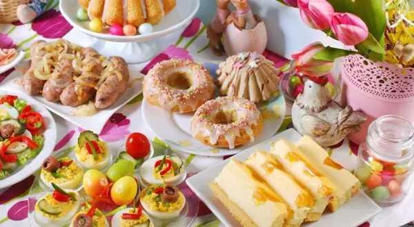 Wielkanocne menu: babka, kiełbaski, jajka faszerowane, sernik i słodkie przekąski.