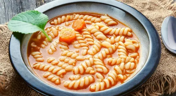 Zupa pomidorowa z makaronem i fasolą, idealny przepis dla początkujących. Aromatyczna, sycąca i prosta w przygotowaniu.