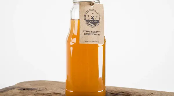 Szukasz syropu z kwiatów czarnego bzu gdzie kupić? Oto butelka z tym naturalnym produktem, idealna na zdrowie.