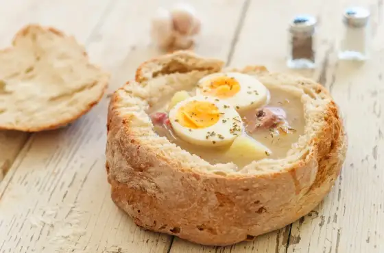 Gotowy zakwas na żurek: Jak wybrać i użyć, by smakował jak domowy?